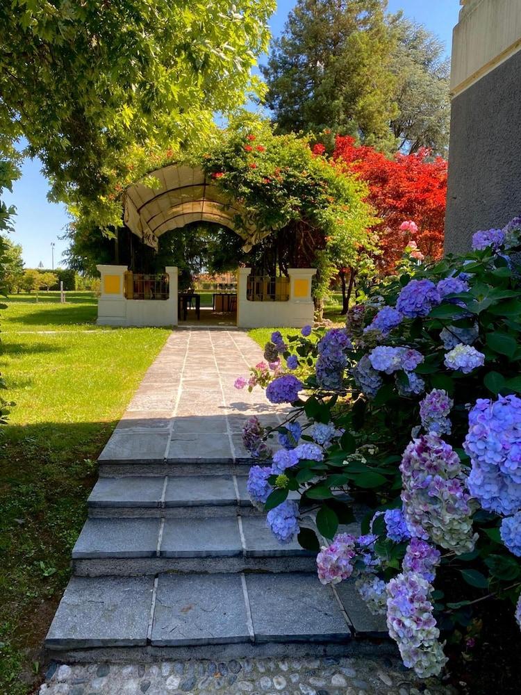 Hotel Villa Malpensa Vizzola Ticino Exteriör bild