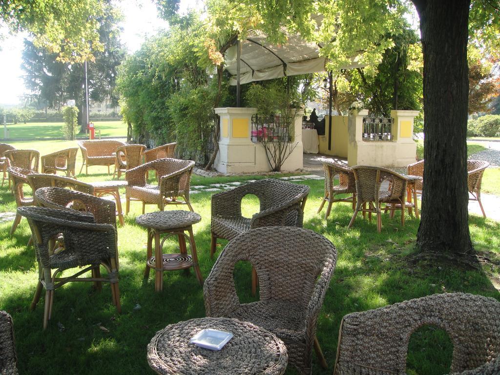 Hotel Villa Malpensa Vizzola Ticino Exteriör bild