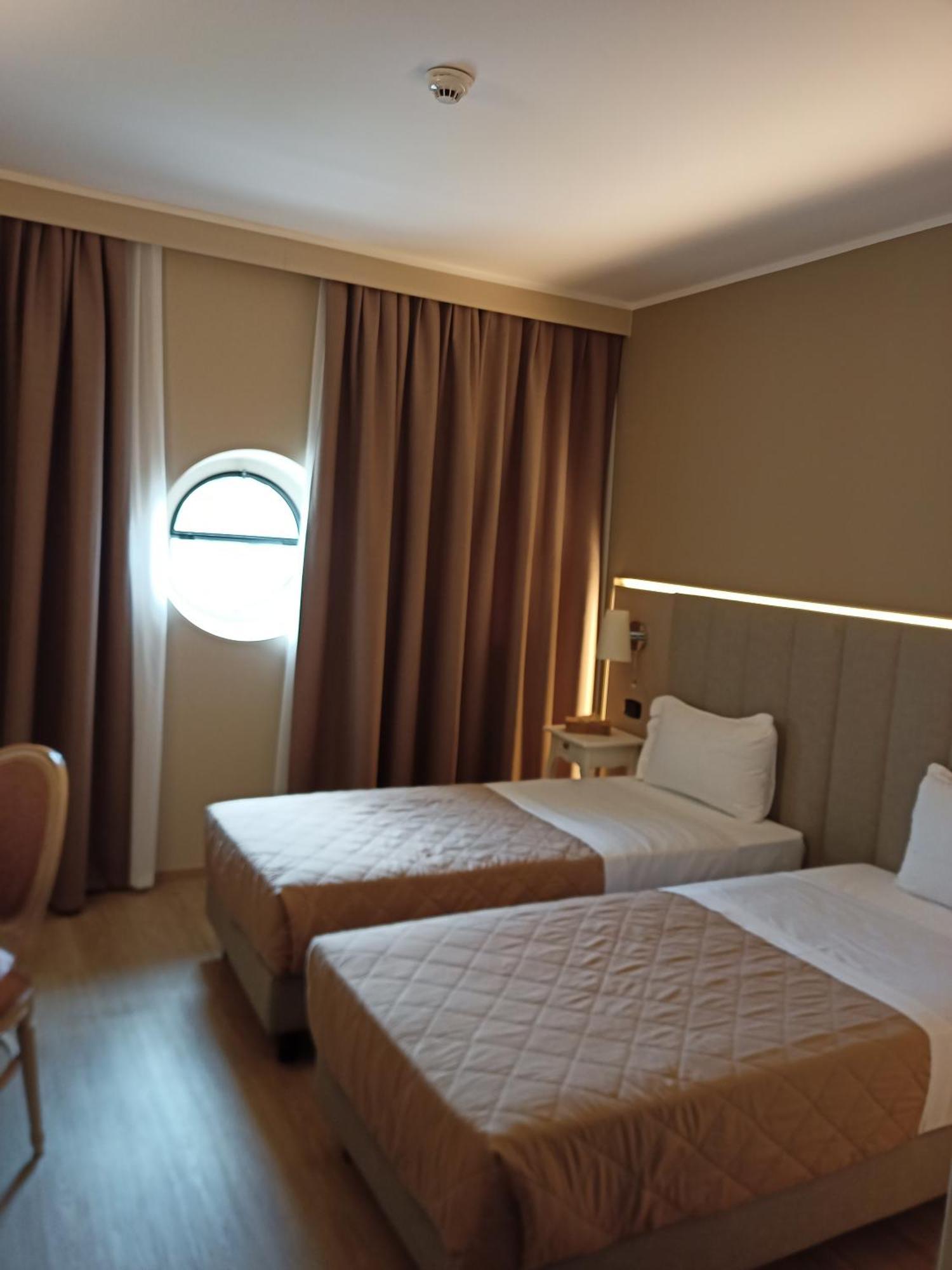 Hotel Villa Malpensa Vizzola Ticino Exteriör bild
