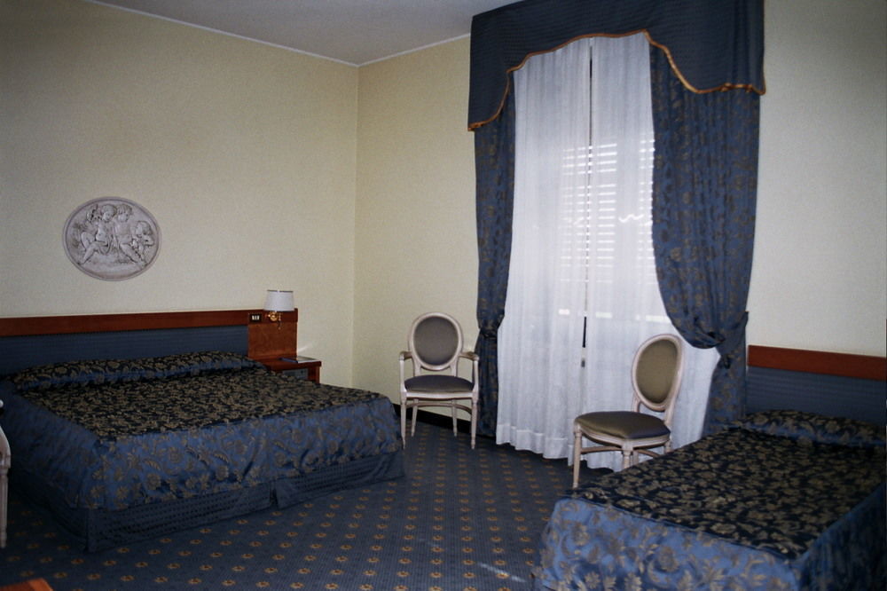 Hotel Villa Malpensa Vizzola Ticino Exteriör bild